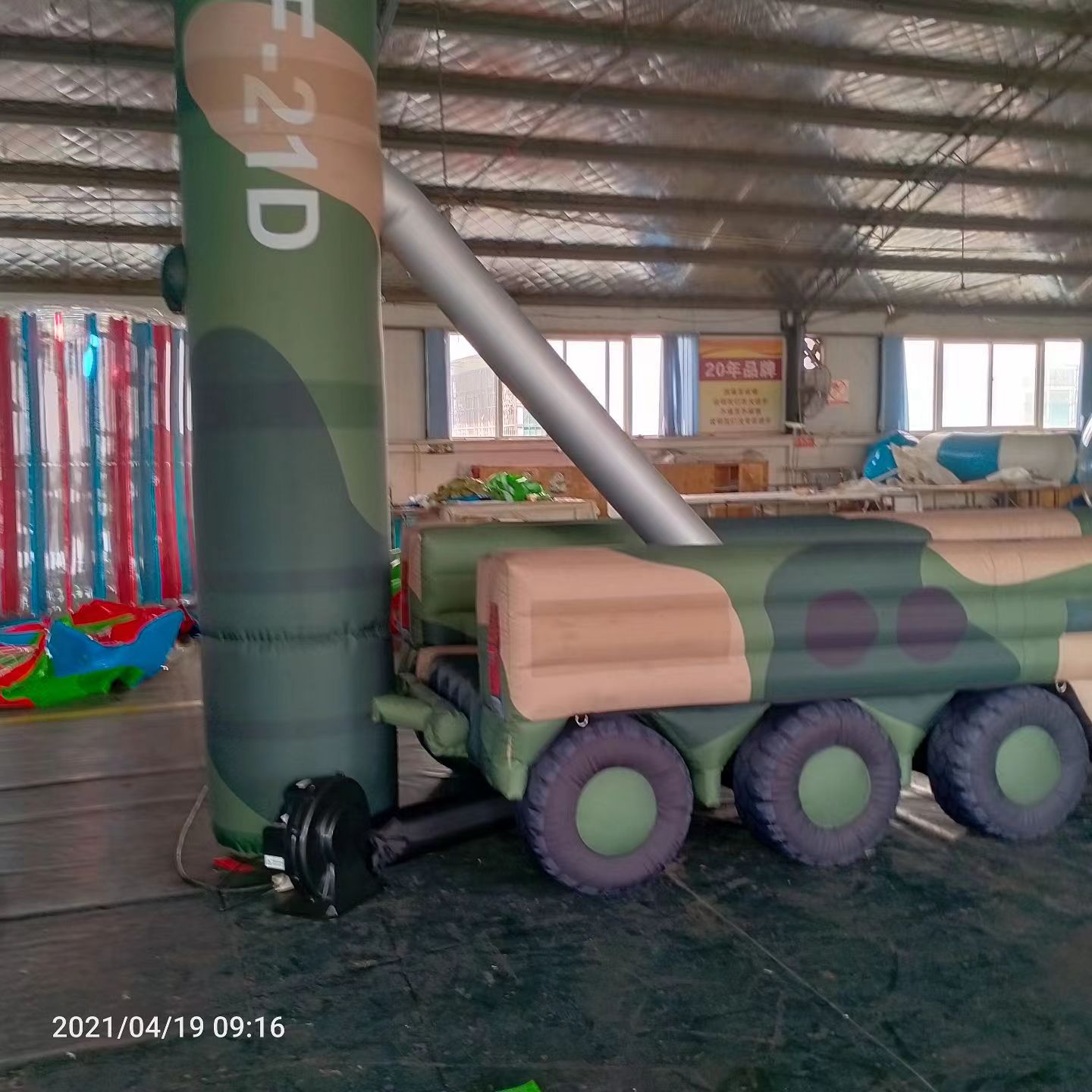通道军事演习中的充气目标车辆：模拟发射车雷达车坦克飞机